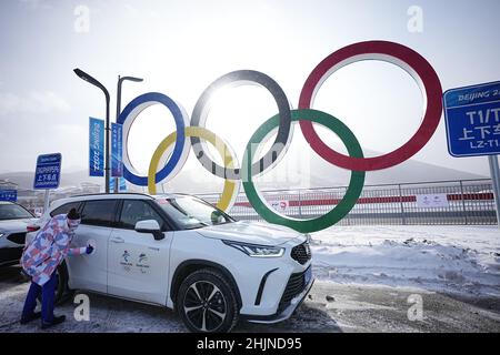 Zhangjiakou, China. 31st Januar 2022. Die Olympischen Ringe stehen im Olympischen Dorf. Die Olympischen Winterspiele in Peking finden vom 04. Bis 20.02.2022. September unter strengen Corona-Bedingungen statt. Quelle: Michael Kappeler/dpa/Alamy Live News Stockfoto