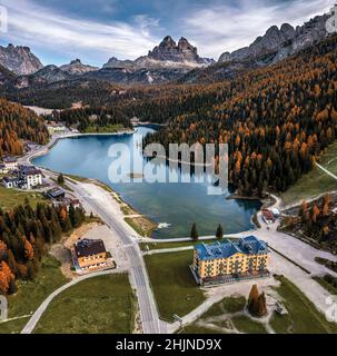 Misurina, Auronzo, Italien - Luftaufnahme des Misurina-Sees in den italienischen Dolomiten an einem Herbstmorgen mit drei Zinnen (drei Merlonen), Stockfoto