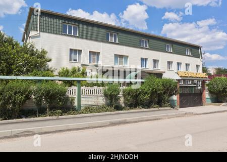 Ujutnoje, Sakski-Bezirk, Krim, Russland - 18. Juli 2021: Megapolis-Pension auf der Kirowstraße im Dorf Ujutnoje, Sakski-Bezirk, Kriminalität Stockfoto