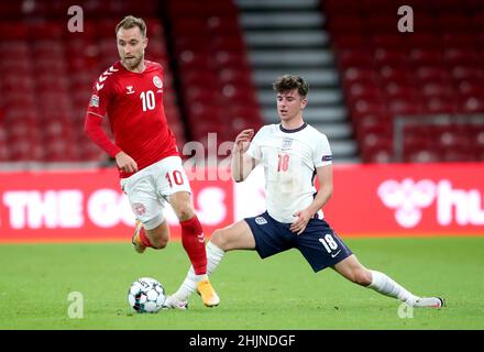 Aktenfoto vom 08-09-2020 von Dänemarks Christian Eriksen (links) und Englands Freimaurerberg. Brentford hat die Unterzeichnung des dänischen internationalen Mittelfeldspielers Christian Eriksen bis zum Ende der Saison bekannt gegeben. Ausgabedatum: Montag, 31. Januar 2022. Stockfoto