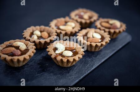 Nahaufnahme von Cookies in Form von Körben mit Nussfüllung. Stockfoto