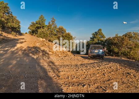 SUV auf der Carr Canyon Road, Huachuca Mountains, Coronado National Forest, Aerostat-Beobachtungsballon über der Stadt Sierra Vista, Arizona, USA Stockfoto