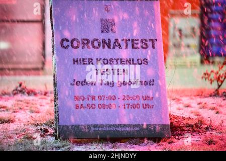 Laatzen, Deutschland. 31st Januar 2022. Auf einem privaten Testgelände in der Region Hannover steht ein Schild mit der Aufschrift „Coronatest - Test here for free“. Quelle: Julian Stratenschulte/dpa/Alamy Live News Stockfoto