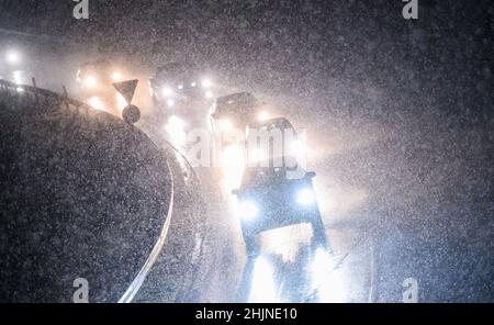 Laatzen, Deutschland. 31st Januar 2022. Autos fahren am frühen Morgen bei starkem Schnee auf der Bundesstraße B6 in der Region Hannover. Quelle: Julian Stratenschulte/dpa/Alamy Live News Stockfoto