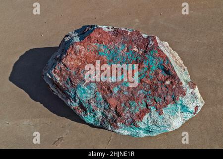 Gesteinsprobe mit Malachit und Kupfermineral, am ViewPoint in der Nähe der Phelps Dodge Morenci Mine, bei Black Hills Back Country Byway, Black Hills, Arizona Stockfoto