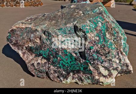 Gesteinsprobe mit Malachit und Kupfermineral, am ViewPoint in der Nähe der Phelps Dodge Morenci Mine, bei Black Hills Back Country Byway, Black Hills, Arizona Stockfoto