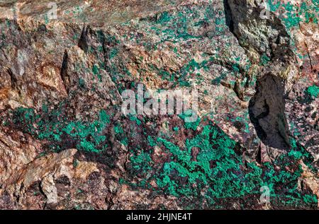 Gesteinsprobe mit Malachit und Kupfermineral, am ViewPoint in der Nähe der Phelps Dodge Morenci Mine, bei Black Hills Back Country Byway, Black Hills, Arizona Stockfoto