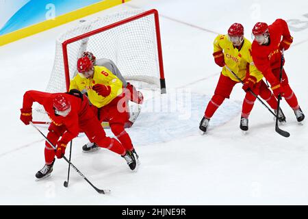 Peking, China. 31st Januar 2022. Spieler aus China nehmen an einer Trainingseinheit im Nationalen Hallenstadion in Peking, der Hauptstadt Chinas, Teil, 31. Januar 2022. Kredit: Ma Ning/Xinhua/Alamy Live Nachrichten Stockfoto