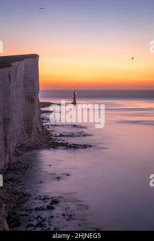 Ruhiger Januarmorgen von der Klippe des Beachy Head mit Blick auf den Leuchtturm bei Flut auf den Südrögen, Ost-Sussex, Südea Stockfoto