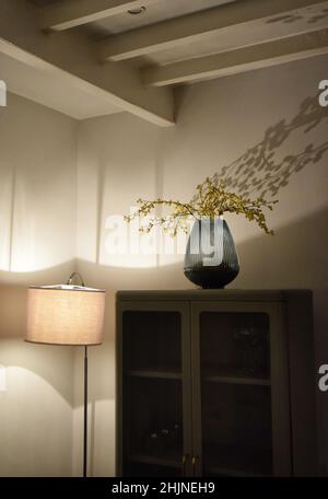 Lampenschirm aus Stoff auf freistehender Lampe Stockfoto