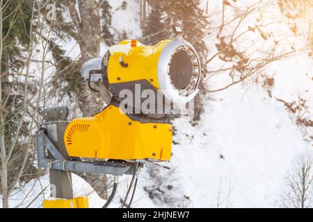 Gelbe Schneekanone auf der Piste der Skipiste Stockfoto