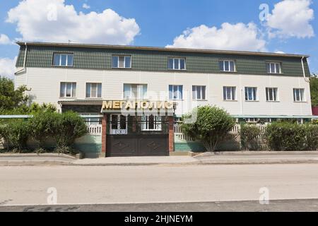 Ujutnoje, Sakski-Bezirk, Krim, Russland - 18. Juli 2021: Megapolis-Gästehaus auf der Kirowstraße im Dorf Ujutnoje, Sakski-Bezirk, Krim Stockfoto