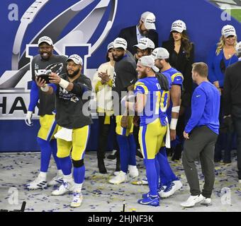 Inglewood, Usa. 31st Januar 2022. Aaron Donald von Los Angeles Rams feiert mit der George Halas Trophy und Teamkollegen, nachdem er am Sonntag, den 30. Januar 2022, im SoFi Stadium in Inglewood, Kalifornien, die San Francisco 49ers im NFC Championship Game besiegt hat. Foto von Jim Ruymen/UPI Credit: UPI/Alamy Live News