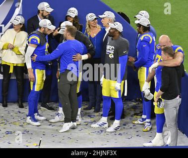 Inglewood, Usa. 31st Januar 2022. Matthew Stafford (9) von Los Angeles Rams und Trainer Sean McCoy feiern mit der George Halas Trophy und Teamkollegen, nachdem sie am Sonntag, den 30. Januar 2022, im SoFi Stadium in Inglewood, Kalifornien, die San Francisco 49ers im NFC Championship Game besiegt haben. Foto von Jim Ruymen/UPI Credit: UPI/Alamy Live News Stockfoto