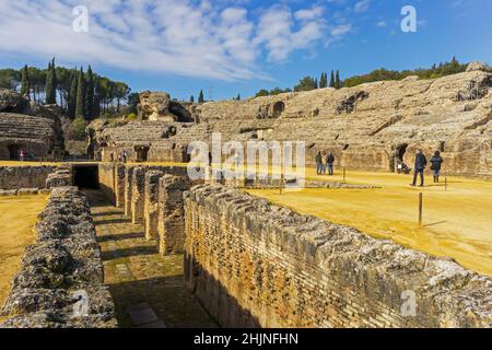 Römische Stadt Italica, in der Nähe von Santiponce, Provinz Sevilla, Andalusien, Südspanien. Das Amphitheater mit 25.000 Sitzplätzen. Stockfoto