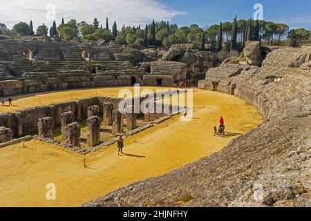 Römische Stadt Italica, in der Nähe von Santiponce, Provinz Sevilla, Andalusien, Südspanien. Das Amphitheater mit 25.000 Sitzplätzen. Stockfoto