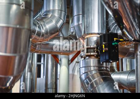 Hochleistungs-Stahlrohrleitungen zum Pumpen von Flüssigkeiten. Stockfoto