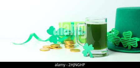 Verschiedene St. Patrick's Day Accessoires, Platz für Text Stockfoto