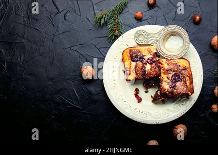 Stück Kuchen mit Schokolade, Kirschen und Nüssen. Marmorkuchen. Speicherplatz kopieren Stockfoto