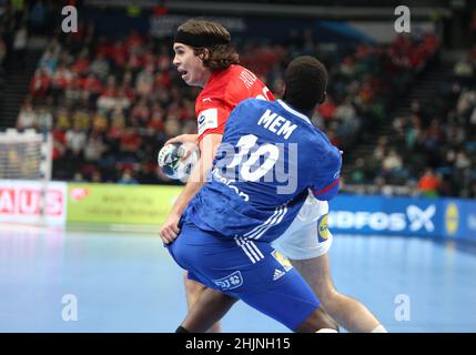 Dika Mem aus Frankreich und Jacob Holm aus Dänemark während des EHF Men's Euro 2022, Placement Match 3/4 Handballmatches zwischen Frankreich und Dänemark am 30. Januar 2022 in der Budapest Multifunctional Arena in Budapest, Ungarn. Foto von Laurent Lairys/ABACAPRESS.COM Stockfoto