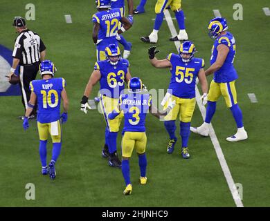 Inglewood, Usa. 31st Januar 2022. Teamkollegen von Los Angeles Rams feiern mit Odell Beckham Jr. (3), nachdem Beckham Jr. am Sonntag, den 30. Januar 2022, im SoFi Stadium in Inglewood, Kalifornien, im vierten Quartal bei ihrem NFC-Championship-Spiel gegen die San Francisco 49ers einen Empfang für den ersten Rückwärts gemacht hatte. Foto von Jim Ruymen/UPI Credit: UPI/Alamy Live News Stockfoto