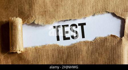 Testwort auf zerrissenes Papier geschrieben. Geschäftskonzept. Prüfzeichen, Prüfung, Lernkonzept. Bildung Qualitätskontrolle. Medizinisches Konzept Stockfoto