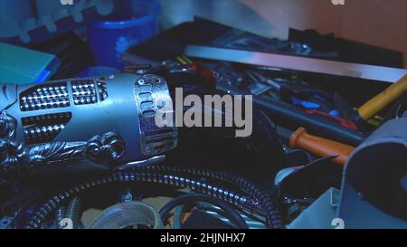 Roboterarm für die menschliche Prothese mit kontrollierter Bewegung. Filmmaterial. Die Entwicklung der Bionik ist die Möglichkeit, Mängel des menschlichen Körpers zu beseitigen. Kontra Stockfoto