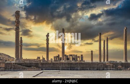 Faszinierender Blick auf den Sonnenuntergang über dem Apadana Palast in Persepolis, Iran Stockfoto