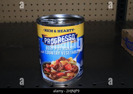 Eine Nahaufnahme von PROGRESSO-Rind- und Gemüsesuppe in einem Metallregal in einem Dillons-Geschäft in Kansas Stockfoto