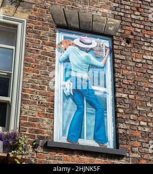 Selbstporträt des Künstlers - Teil des Stadtfenster-Trompe-l'oeil Wandgemälde-Projekts in Knaresborough, North Yorkshire Stockfoto