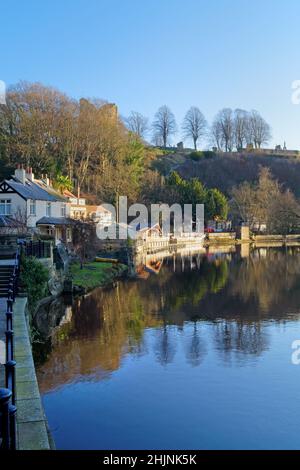 Großbritannien, North Yorkshire, Knaresborough, River Nidd und Castle vom Flussufer aus zu Fuß Stockfoto