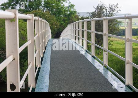 Fußgängerbrücke über den Fluss Ure bei Aysgarth in Wensleydale Stockfoto