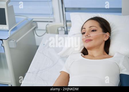 Frau, die sich im Krankenhaus einer Sauerstofftherapie unterzogen hat Stockfoto
