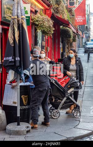 Barkeeper auf der Straße bereiten Pub für offene, irische berühmte Pubs, Temple Bar-Bereich, Stadt- und Straßenfotografie, Dublin, Irland vor Stockfoto