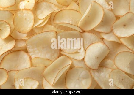 Frittierte knusprige Cassava-Chips Nahaufnahme Vollformat als Hintergrund Stockfoto