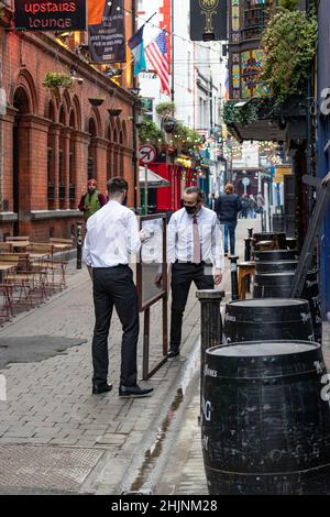 Barkeeper auf der Straße bereiten Pub für offene, irische berühmte Pubs vor, Temple Bar-Bereich, Stadt- und Straßenfotografie, Dublin, Irland, Stockfoto