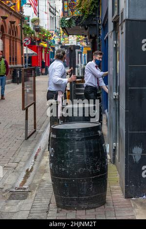 Barkeeper auf der Straße bereiten Pub für offene, irische berühmte Pubs vor, Temple Bar-Bereich, Stadt- und Straßenfotografie, Dublin, Irland, Stockfoto