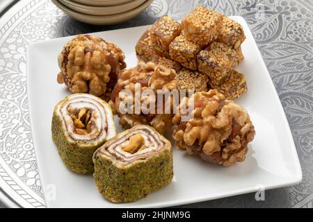 Teller mit Variation von süßen türkischen Delight mit Nüssen aus der Nähe Stockfoto