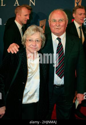 KURT HAMRIN ehemaliger schwedischer Profi-Spieler in Italien während 1950-60 mit Frau Marianne bei der schwedischen Sportgala 2010 Stockfoto