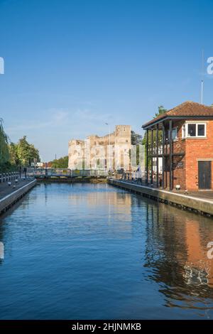 Newark Stadtschleuse und das imposante Schloss aus dem 12th. Jahrhundert im Hintergrund, Newark auf Trent England. September 2021 Stockfoto