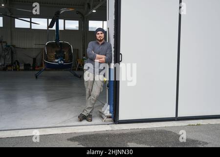 Männlicher Mechaniker posiert isoliert im Copter-Hintergrund Stockfoto