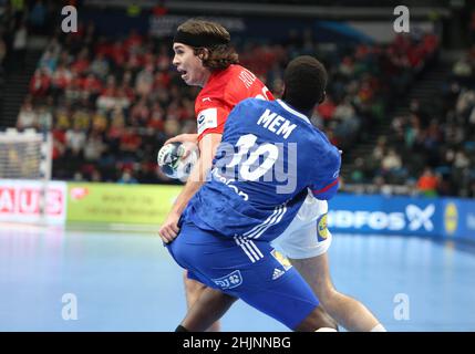 Jacob Holm aus Dänemark und Dika Mem aus Frankreich während des EHF Men's Euro 2022, Placement Match 3/4 Handballspiel zwischen Frankreich und Dänemark am 30. Januar 2022 in der Budapest Multifunctional Arena in Budapest, Ungarn - Foto Laurent Lairys / DPPI Stockfoto