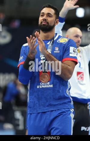 Melvyn Richardson aus Frankreich wurde nach dem Verlust des EHF Männer-EM 2022, Placement Match 3/4 Handballmatches zwischen Frankreich und Dänemark am 30. Januar 2022 in der Budapest Multifunctional Arena in Budapest, Ungarn, niedergeschlagen - Foto Laurent Lairys / DPPI Stockfoto