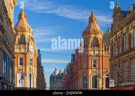 Großbritannien, West Yorkshire, Leeds, Blick westlich von Gebäuden am Albion Place. Stockfoto