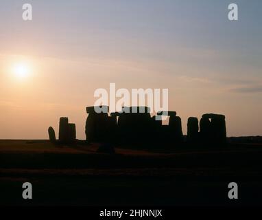 CONTRALUZ AL ATARDECER-CROMLECH- RESTOS MEGALITICOS. Lage: STONEHENGE. Salisbury. ENGLAND. Stockfoto
