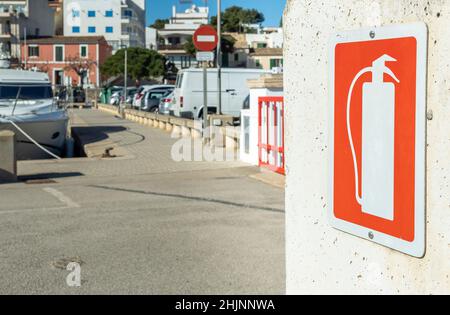 Nahaufnahme eines Feuerlöscherschildes, im königlichen Yachtclub von Portopetro, Insel Mallorca, Spanien Stockfoto