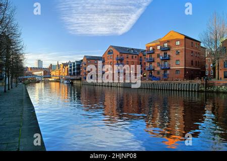 Großbritannien, West Yorkshire, Leeds, Blick nach Westen in der Nähe der Crown Point Bridge entlang des Flusses Aire, umgeben von einem Spaziergang am Fluss und modernen Waterfront Apartments. Stockfoto