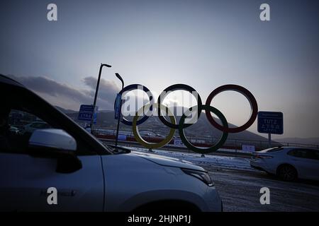 Zhangjiakou, China. 31st Januar 2022. Die Olympischen Ringe stehen im Olympischen Dorf. Die Olympischen Winterspiele in Peking finden vom 04. Bis 20.02.2022. September unter strengen Corona-Bedingungen statt. Quelle: Michael Kappeler/dpa/Alamy Live News Stockfoto