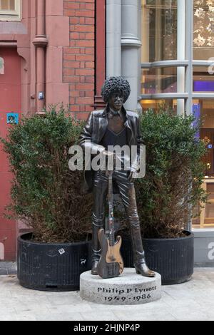 Bronzestatue von Phil Lynott, Harry Streett, der irische Musiker, Sänger und Songwriter, Frontmann der Band Thin Lizzy, Straßenfotografie, Dublin, Irland Stockfoto