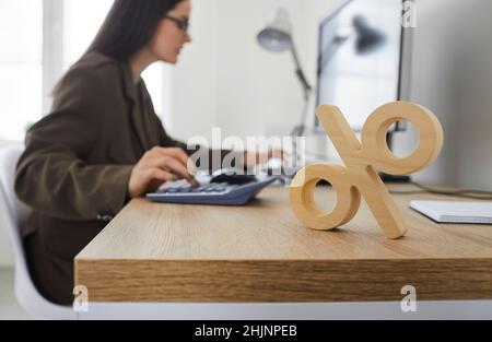 Frau Buchhalterin Arbeit an Computer verwalten Budget Stockfoto